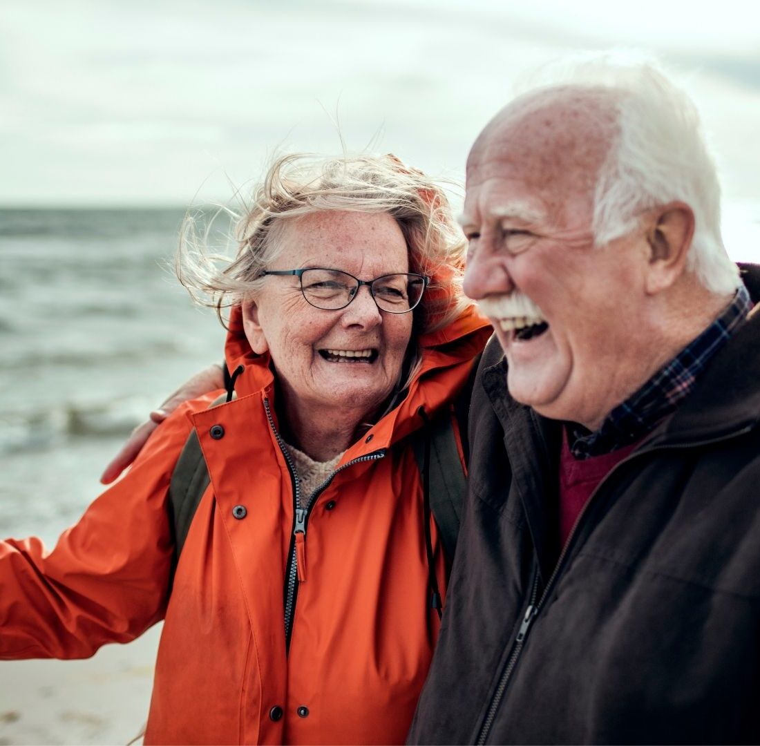 Blij echtpaar op het strand