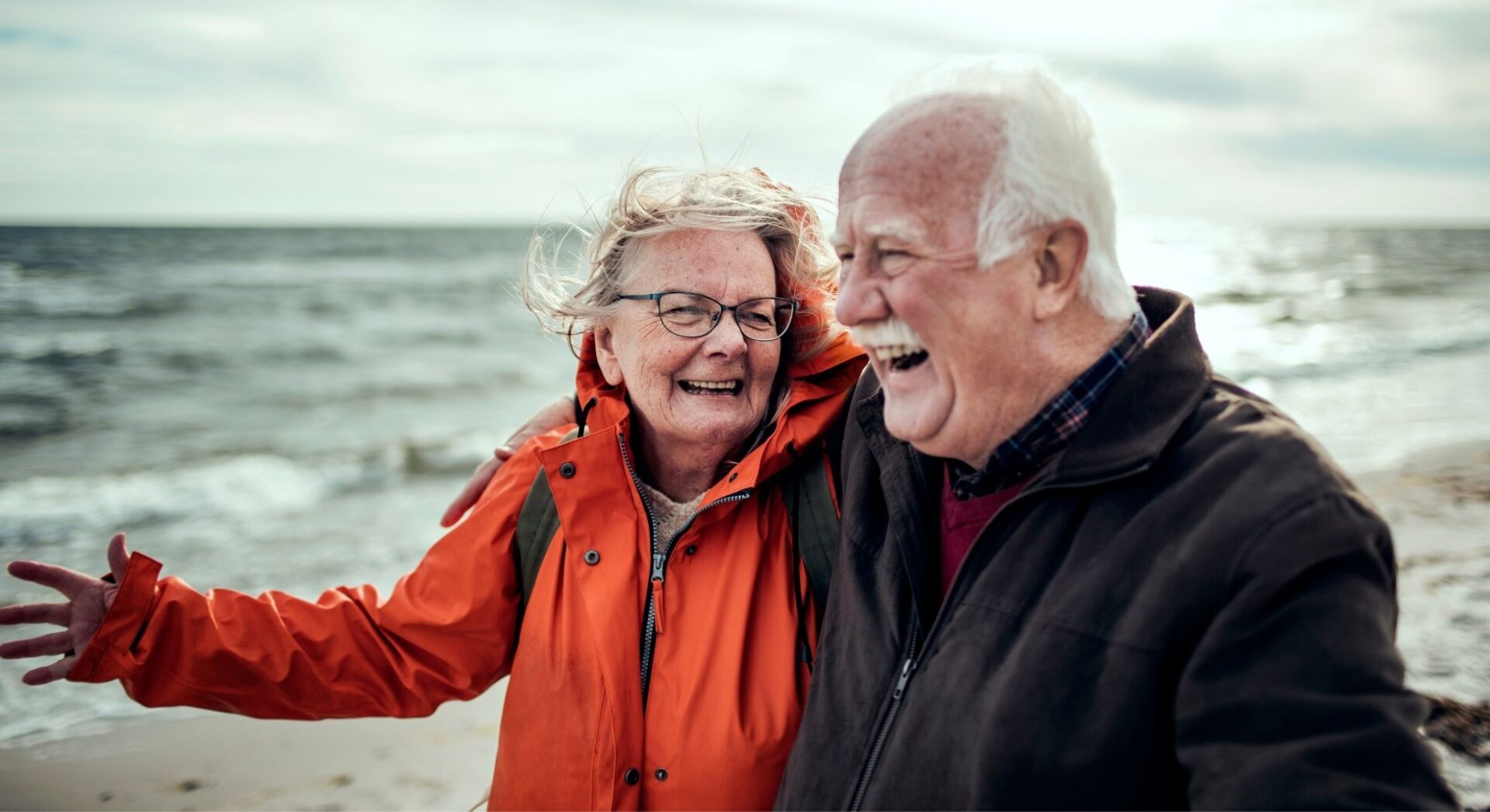 Blij echtpaar op het strand