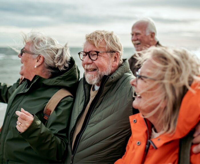 Vier oude mensen op het strand