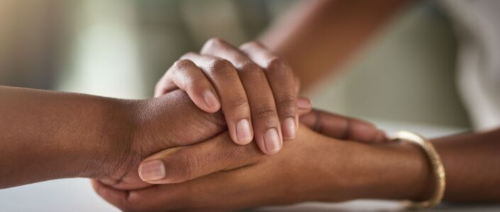 Handen die elkaar ondersteuning geven